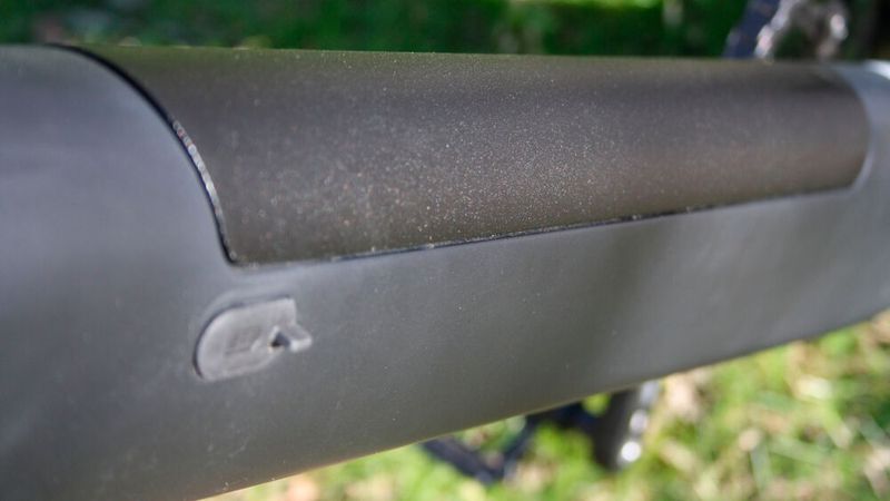 Die herausnehmbare Batterie setzt sich farblich vom matten Schwarz des Rahmens ab. (Bild: sp-x/Mario Hommen)