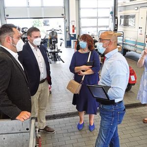 Die Jury des Deutschen Werkstattpreises schaut sich die zehn bestplatzierten Betriebe stets im Detail an und lässt sich theoretische Aussagen in der Praxis belegen.(Bild:  »kfz-betrieb« / Dominsky)