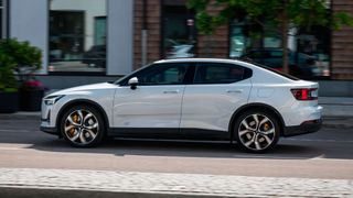 Exzellente Fahrleistung, Komplettausfall der Software: Der Polestar 2 zeigte sich in einem Praxistest der Zeitschrift „Auto Motor und Sport“ von zwei gegensätzlichen Seiten. (Istvan Csiszar/Polestar)