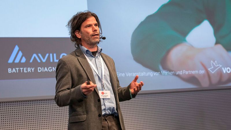 Nikolaus Meyerhofer zeigte, wie sich eine Batterie bewerten lässt. (Bild: Stefan Bausewein)