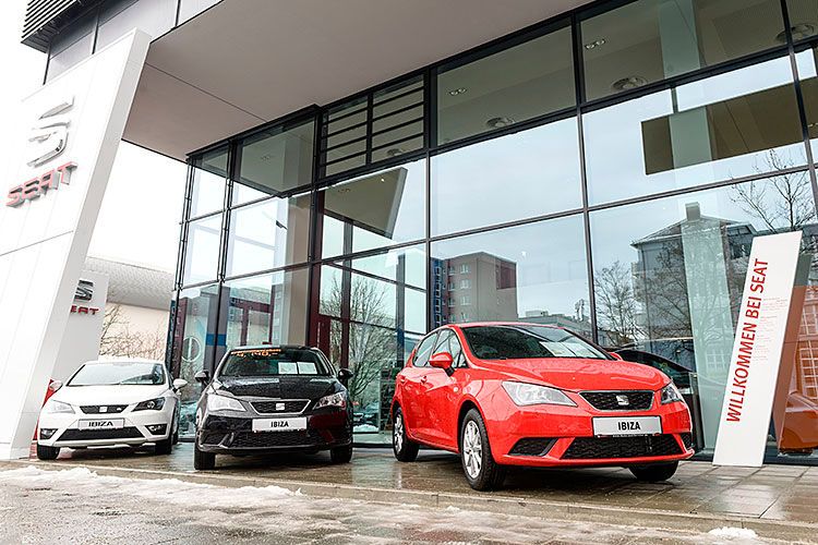 In dem neuen Haus ist genügend Platz zur Präsentation der Modelle der beiden Marken – außen ... (Foto: Seat)