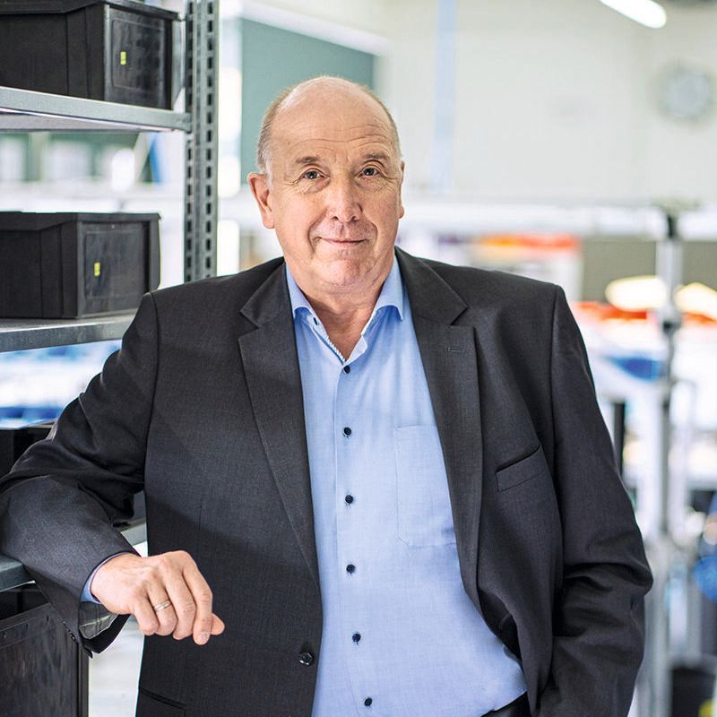 Geschäftsführer Dr.-Ing. Ulrich Kienitz in der hauseigenen Produktionsabteilung im Optris Headquarter Berlin.