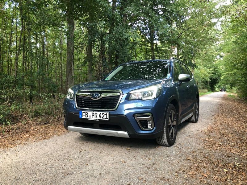 Subaru hat den Forester überarbeitet und ihm neben einer neuen Plattform auch ein Mild-Hybrid-System spendiert. Wir haben das SUV getestet. (Jens Scheiner/»Automobil Industrie«)