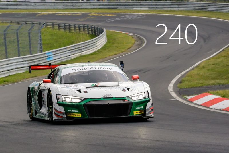 Km/h schnell war der Audi R8 LMS GT3 beim 24-Stunden-Rennen – und das ohne Lenksäule. Der Rennwagen ist mit dem Steer-by-wire-System ausgestattet und der erste vom Deutschen Motor Sport Bund zugelassenen Rennwagen dieser Art. Ausgestattet ist der R8 mit einem speziellen Force-Feedback-Lenkrad. Die Übertragung der Lenkbefehle erfolgt nicht mehr mechanisch, sondern innerhalb von Millisekunden über Kabel – also Steer-by-Wire – durch elektrische Impulse. (Schaeffler Paravan/ Gruppe C Photography)