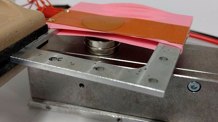 Der Mini-Membranlüfter besteht aus einem Permanentmagnet, zwei elastischen Membranen und zwei gegenüberliegenden Erregerspulen, die auf den Membranen befestigt sind. (Bild:  Strohmeyr - Institut für Konstruktion und Fertigung in der Feinwerktechnik, Universität Stuttgart)