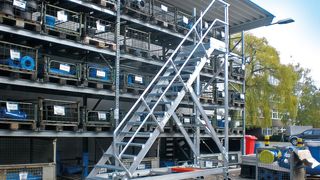 Für fahrbare Treppen aus Leichtmetall mit Plattform von Krause-Werk, die drinnen wie draußen eine gute Figur machen, gibt es beispielsweise Podest- oder Geländerverlängerungen. (Bild: Krause-Werk)