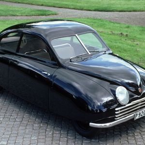 Der „Ur-Saab“ aus dem Jahr 1947 trägt ein geradezu revolutionäres Design. Den Typ 92, das erste Serienmodell, baute das Unternehmen von 1949 bis 1956. Technisch orientierte man sich an DKW, vor dem Krieg eine der beliebtesten Importmarken in Schweden. Sowohl der Frontantrieb als auch der Zweitaktmotor hatten sich im harten schwedischen Winter bewährt.(Bild:  Autoren-Union Mobilität/Saab)