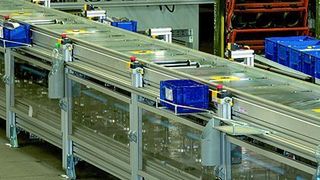 Bild 1: Ausschnitt der Förderstrecke: Die Arbeitsbereiche sind durch Abdeckungen der Rollenbahn und durch Einhausung der Rückführung für die leeren Werkstückträger geschützt.  Bild: Bosch Rexroth (Archiv: Vogel Business Media)