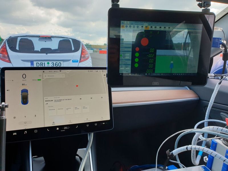 Das Soft-Target dient als weiches Hindernis, das bei einer Kollision keinen Schaden anrichtet. In etlichen Durchgängen passen die Ingenieure die Algorithmen der Assistenten an. (Bild: Dekra)