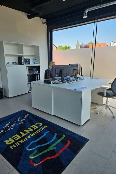 Die neue Zentrale befindet sich in einem ehemaligen Autohaus. (Bild: ELN Systems)