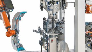 Auf der Produktionsanlage kann auf nur 30 m² eine unbegrenzte Anzahl an Modellderivaten bearbeitet werden. (Indat Robotics)