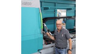 Werner Baumann, Leiter der Elektroabteilung bei TBT Tiefbohrtechnik, zeigt eine der Tiefbohrmaschinen, die in  Dettingen/Ems entstehen.  (LQ Mechatronik-Systeme)