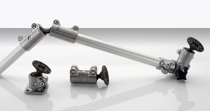 Die Produktfamilien der Solid Clamp Rohrverbinder aus Aluminium erhält auch Zuwachs, sagt Rose+Krieger. Ab sofort sind Fuß-, Muffen- und Gelenkklemmstücke der Baugröße 30 auch mit integriertem Kugelgelenk lieferbar. Zudem ergänzt ein Muffenklemmstück mit Doppelkugel das Portfolio. Die Kugelgelenke sollen für Belastungen bis 37 Nm (statisch) ausgelegt sein. (RK Rose+Krieger)