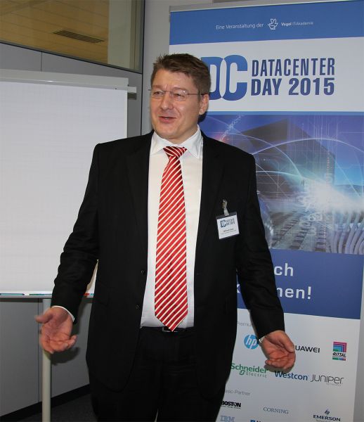 Ganz ins seinem Element: Im Best-Practice-Vortrag erläuterte Wilfried Cleres von Fujitsu, wie man durch die Automatisierung von Rechenzentren höhere Effizienz erzielt. ()