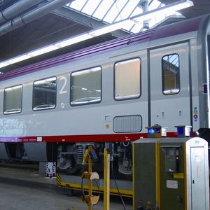 1 In der Werkhalle  ... der ÖBB-Technische Services GmbH am Standort Wien Simmering werden die Personenverkehrszüge modernisiert und gewartet