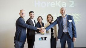 Zu sehen sind (v.l.): Pascal Friederich, Professor am KIT, Oliver Rootsey, General Manager von Lenovo für Deutschland und Österreich, Kora Kristof, Vizepräsidentin Digitalisierung und Nachhaltigkeit des KIT, Petra Olschowski, Wissenschaftsministerin von Baden-Württemberg und Martin Frank, Direktor des Scientific Computing Center des KIT.  (Bild: Cynthia Ruf, KIT)
