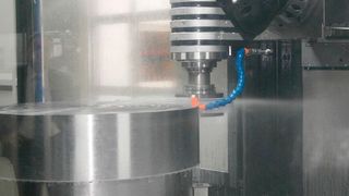 Ein brandneues Highlight im Rahmen der Technologietage bei Bimatec Soraluce in Limburg war ein Bearbeitungszentrum des Typs TA-M, das man mit dem sogenannten Soraluce-Schleifpaket ausgerüstet hat. Hier sieht man die Schleifscheibe bei der Präzisionsarbeit an einem zylindrischen Werkstück. Die optional erhältliche Schleifausrüstung mache aus der Anlage ein wahres Multifunktionstalent. (Königsreuther)