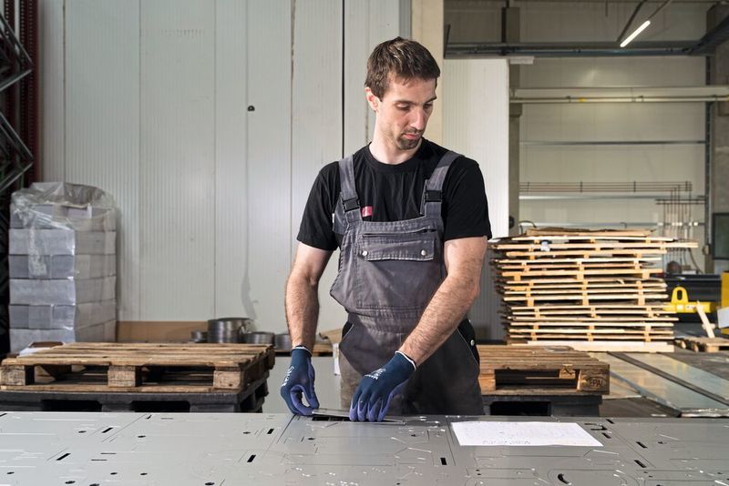 Früher war das Absortieren von lasergeschnittenen Teilen für die Bediener eine mühsame Puzzlearbeit. Ausgedruckte Ansichten der Verschachtelungsprogramme dienten der Orientierung. (Trumpf)