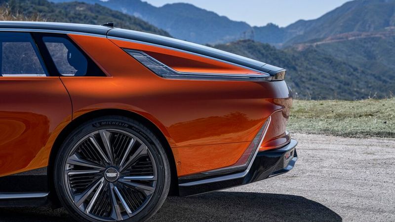 Rund 500 Kilometer soll der gut 3 Tonnen schwere Celestiq schaffen. (Bild: Cadillac)