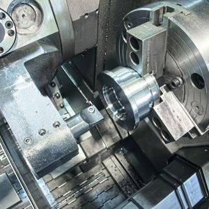 Arbeitssituation im Drehautomaten: Klemmhalter 213 und Schneidplatte S229 mit Werkstück Nr. 2. 