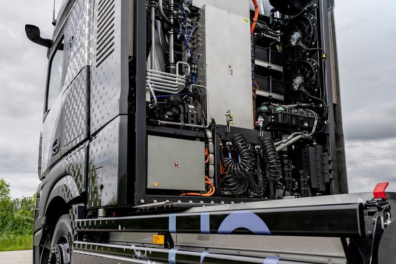 Der Truck mit dem Brennstoffzellensystem muss die selben Anforderungen erfüllen wie die Lkws mit herkömmlichem Antrieb: 1,2 Millionen Kilometer Laufleistung, zehn Betriebsjahre und insgesamt 25.000 Betriebsstunden. (Daimler Truck)