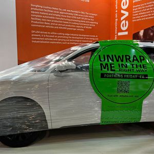 ... Neuzugänge aus Fernost wie Alibaba. Das Unternehmen stellt zum ersten Mal auf der Automechanika aus, hier mit einem E-Auto von Dongfeng Liuzhou Motor. Alibaba präsentiert sich als B2B-Einkaufsplattformen, die im Kfz-Ersatzteilmarkt großes Wachstumspotenzial sieht.(Bild:  Alibaba.com)