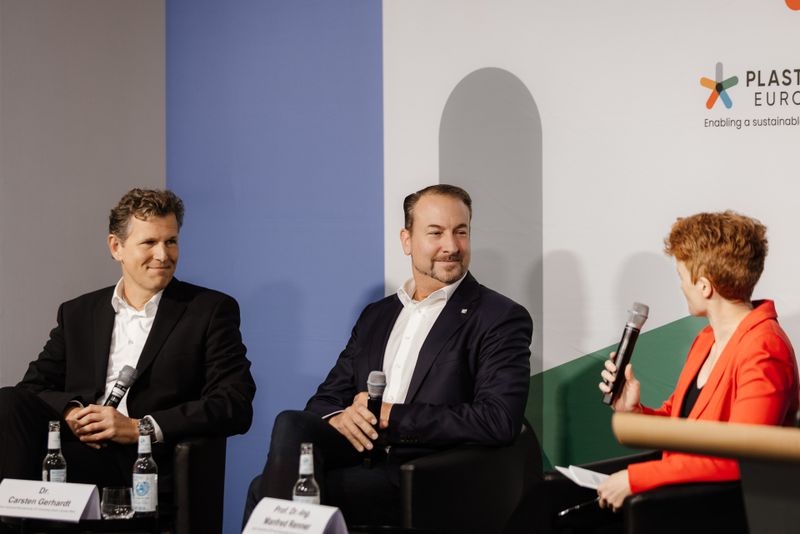 Panel discussion in Berlin on the importance of the plastics industry for Germany as a hub of innovation. From left: Dr. Carsten Gerhardt (EY), Prof. Manfred Renner (Fraunhofer CCPE), and Dr. Christine Bunte (Plastics Europe Germany).(Bild:  Plastics Europe Germany)