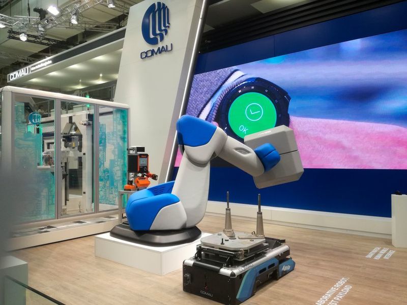 Comau zeigt den ersten kollaborativen Schwerlastroboter, der bis zu 170 kg heben kann.  (K.Juschkat/konstruktionspraxis)