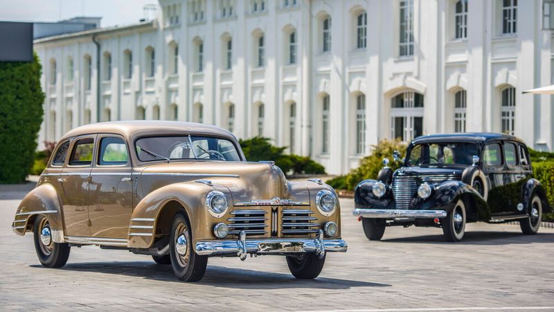 Der Skoda Superb von 1948 (links) und das Vorkriegsmodell. Der Name, der dem Französischem entliehen ist, steht komfortables, leises und gut motorisiertes Reisen, bei dem sich das Fahrzeug durch ein großzügiges Platzangebot, eine hohe Verarbeitungsqualität, eine umfangreiche Ausstattung und einen durchzugsstarken Motor auszeichnet.  (Bild: Skoda)