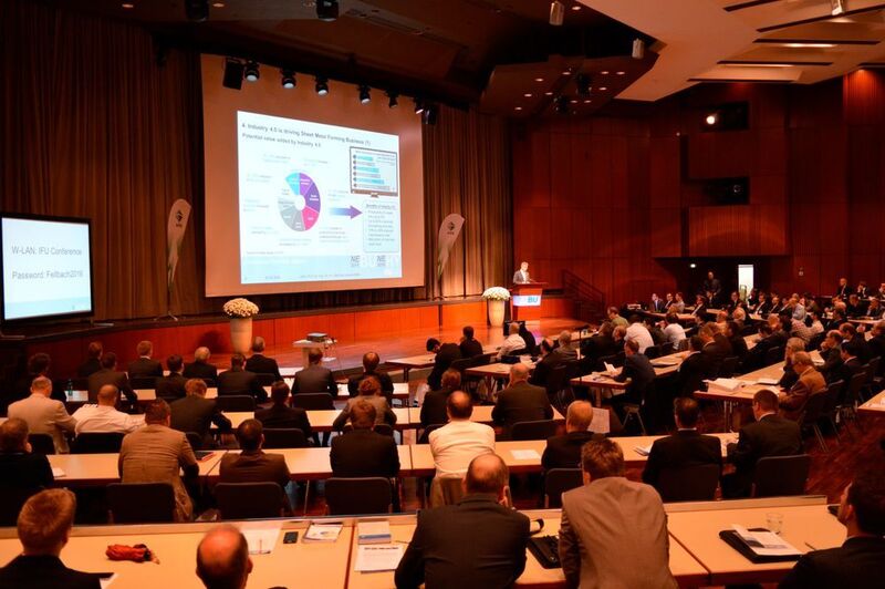 Vortrag während der Veranstaltung „Neuere Entwicklungen in der Blechumformung“. (Bild: IFU Stuttgart)