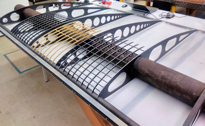 Leichtbau-Flugzeug aus kohlefaserverstärktem Kunststoff: Hauptholm, Rumpf und Leitwerksholme bestehen aus gewickelten CFK-Rundrohren. (Demonstrator eines Flügelsegments / DLR / CC BY 3.0)