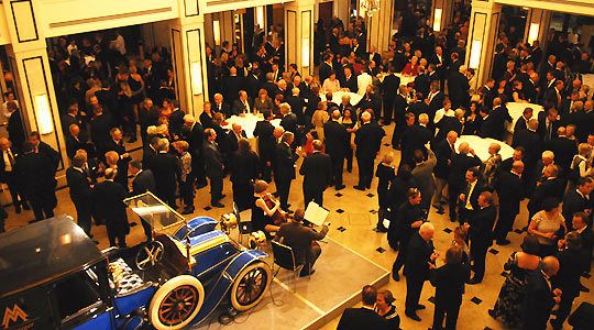 Dichtes Gedränge in der Empfangshalle: Zum Jubiläum des Verbandes hatte sich viel Prominenz eingefunden (Archiv: Vogel Business Media)