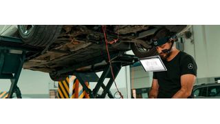 Mithilfe der Industriedatenbrille kann ein Mechaniker sein Sichtfeld einem Experten zeigen und hat dabei dennoch die Hände frei. (Bild: Realwear)