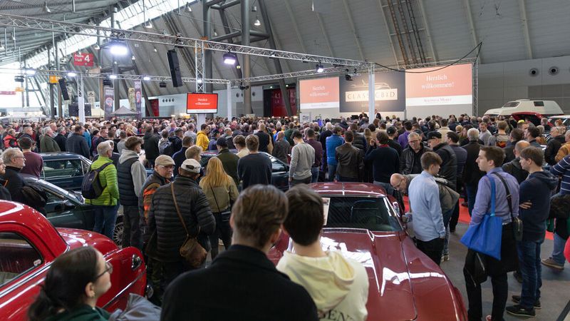 Großer Besucherandrang auf dem Classicbid-Stand auf der Retro Classics Stuttgart (Bild: Auktion & Markt AG)