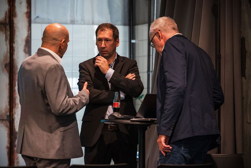 Marko Gatzemeier (m.) im Gespräch mit Thomas Pecher-Wagner (l.) und Kurt Rimböck (alle C4B) (Bild: C4B)