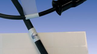 Der Druckapplikator DYN-Wrap erlaubt die zuverlässige Etikettierung von Kabeln und anderen bauteilen mit runden Querschnitten. (Bild: DYNAMIC Systems)