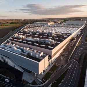 Die Factory 56 in Sindelfingen soll die Zukunft der Produktion bei Mercedes symbolisieren.(Bild:  Mercedes-Benz)