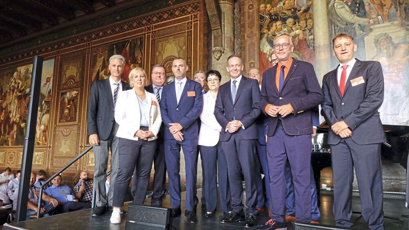 Die Veranstalter und Referenten des 60. Verkehrsgerichtstags in Goslar mit Bundesminister Volker Wissing (3. v. r.)  (Bild: Zietz – »kfz-betrieb«)