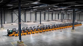 Insgesamt 57 elektrisch angetriebene Gegengewichtsstapler hat Jungheinrich jetzt an die BLG Logistics Group in Erfurt ausliefern dürfen. Die meisten sind vom Typ EFG 216k. Hier erfahren Sie, warum. (Jungheinrich)