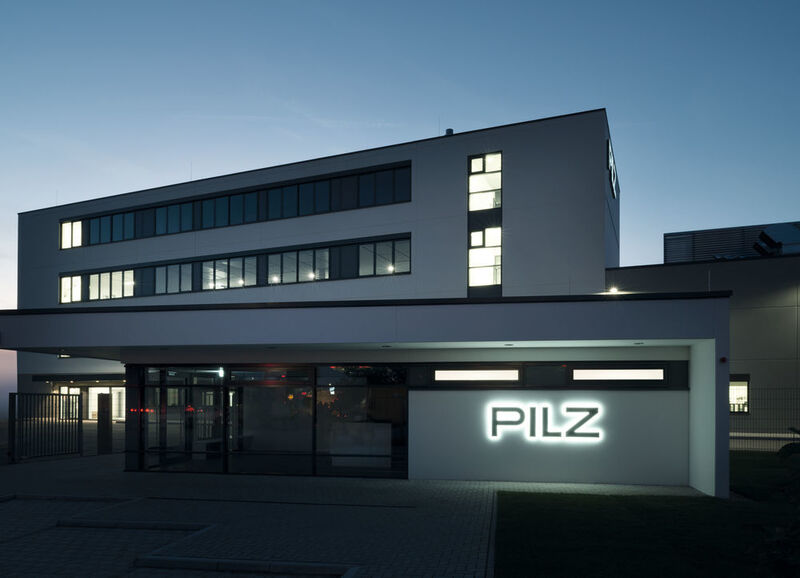 Mit dem neuen Peter Pilz Produktions- und Logistiksystem erweitert Pilz den Stammsitz in Ostfildern zum Pilz Campus. In der Fertigung setzt Pilz die intelligente Fertigung im Sinne von Industrie 4.0 um. (Bild: Pilz)