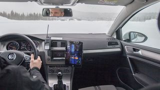ZF TRW stellte auf dem Wintertestgelände in Schweden aktuelle Entwicklungen vor. „Steer by wire“ und die aktive Hinterachskinematik sind nur zwei Beispiele. (ZF TRW)