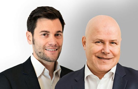 (Kooperation geschlossen: Thomas Fuchs, General Manager der Cosmo Consult Data & Analytics (links) und Tobias Rother, Gründer und CEO der Process Analytics Factory GmbH. (Bild: Cosmo Consult))