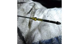 Nur wer regelmäßig kontrolliert ist auf der sicheren Seite. Füllmenge und Qualtität des Schmiermittels lassen sich per Ölmessstab prüfen. So bewahrt man den Motor vor einem frühzeitigen Aus. (Archiv: Vogel Business Media)