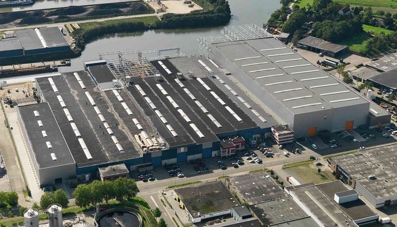 Am Standort Roermond produzieren rund 350 Mitarbeiter von Sif Group BV maximal 115 m lange Stahlrohre mit einem Durchmesser bis 12 m. (Bild: Sif Group BV, Roermond;Sky Pictures Fotografie)