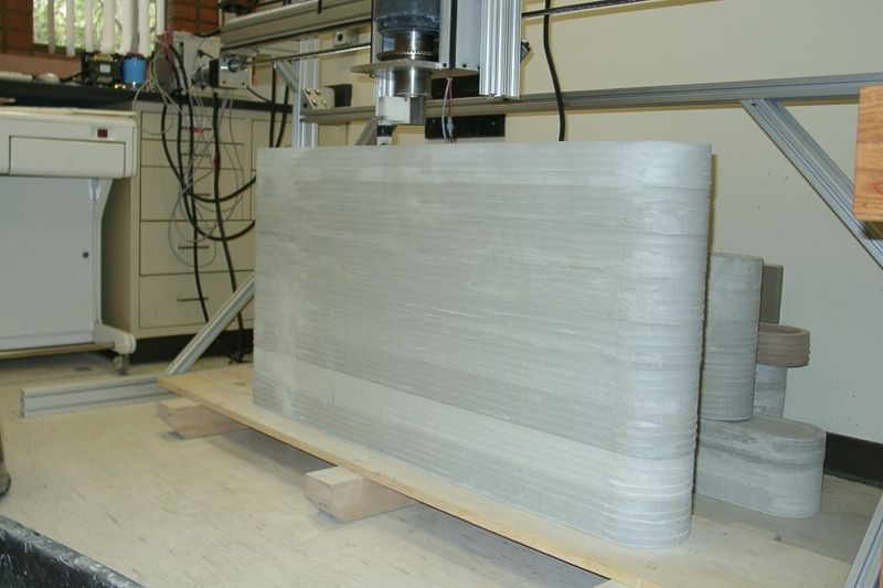 Chaque élément d'architecture, tel un mur, est créé par le passage successif de la buse créant la forme par une succession de couches. (Images: Contour Crafting 2014)