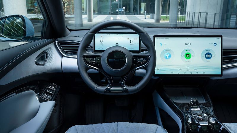 Das große Infotainment-Display in der Mitte ... (Bild: BYD)