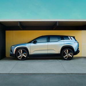 Im Fall der umgerechnet rund 33.000 Euro teuren Basisvariante (US-Preis ohne Mehrwertsteuer) sorgt ein 202 kW/275 PS starker E-Motor an der Vorderachse für Vortrieb.(Bild:  Fisker)