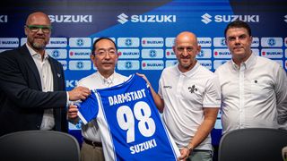 (v. l.) Martin Kowalewski, Geschäftsführer Marketing und Vertrieb SV Darmstadt 1898, Kazuyuki Yamashita, Managing Director Suzuki Deutschland, SV-Darmstadt-Cheftrainer Torsten Lieberknecht und Daniel Schnell, Deputy Managing Director Suzuki Deutschland. (Bild: Suzuki)