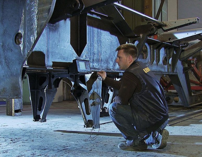 Geprüfte Qualität „made in Ehingen“ – streng nach Vorgabe werden alle Schweißnähte auch der Kontrolle per Ultraschall unterzogen. Bild: Liebherr (Archiv: Vogel Business Media)