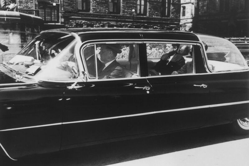 Das Attentat auf John F. Kennedy im Jahr 1963 änderte in den USA vieles – auch den Dienstwagen des Präsidenten. In der Folge stiegen die höchsten Staatsdiener auf gepanzerte Autos um, deren Dach sich nicht mehr öffnen ließ. (Pressinform)